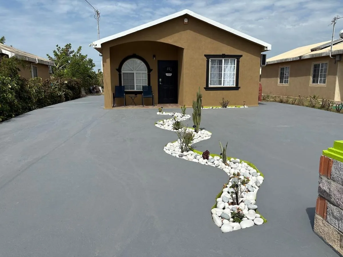 Cheerful two bedroom home close to mall and Hellshire beach Portmore Jamaïque