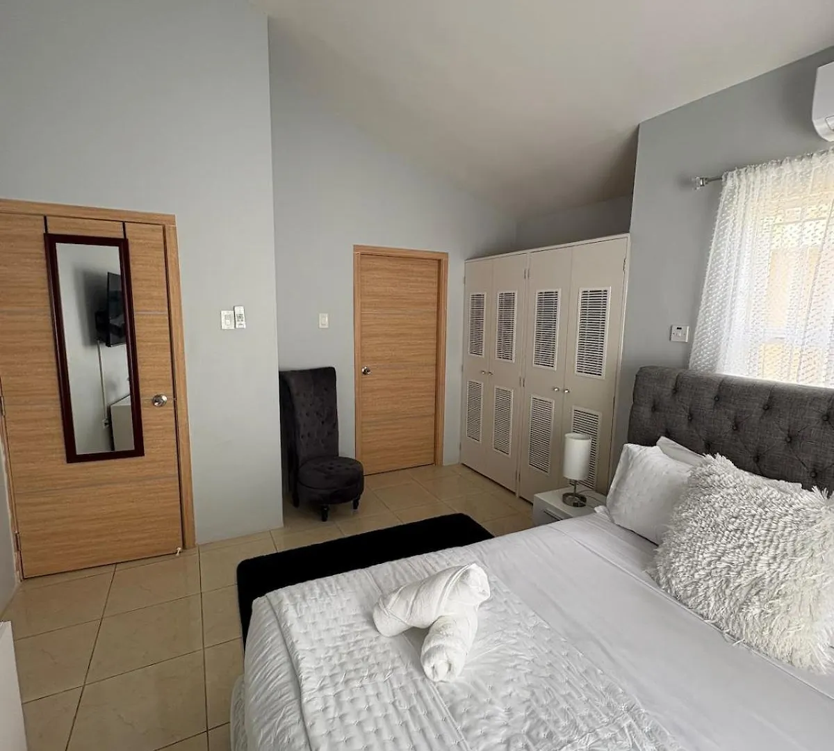 Cheerful two bedroom home close to mall and Hellshire beach Portmore