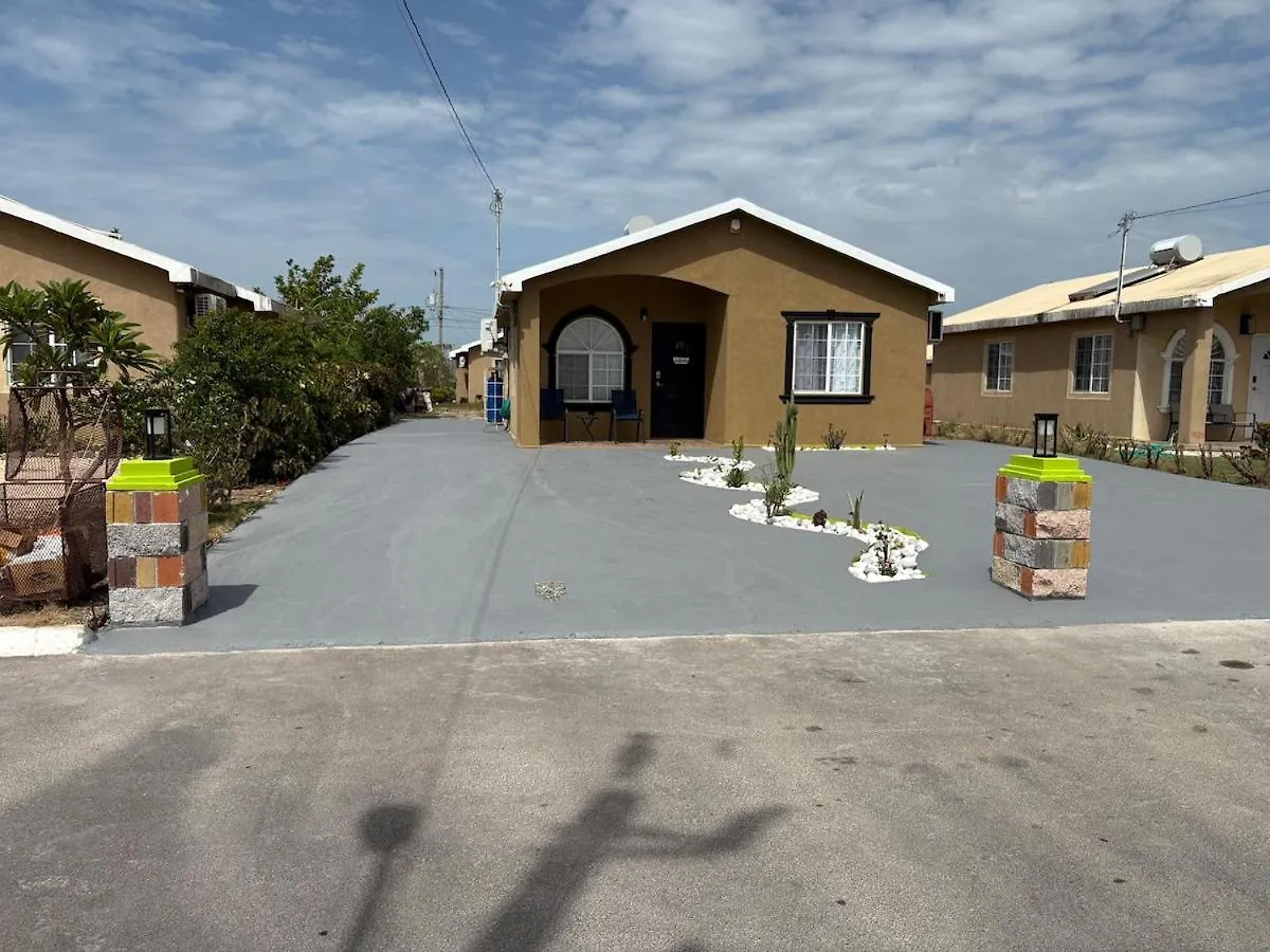 Cheerful two bedroom home close to mall and Hellshire beach Portmore Hébergement de vacances