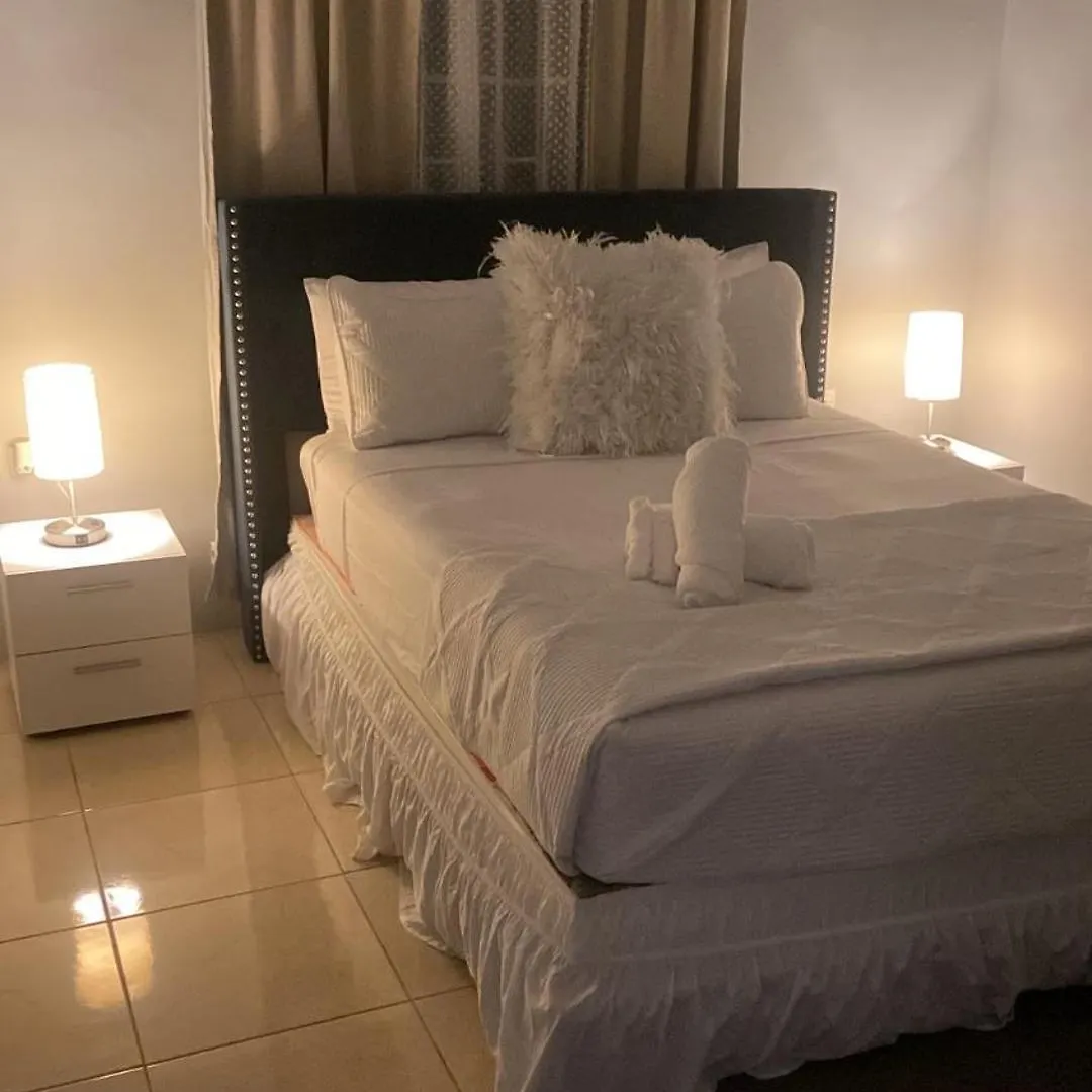 Cheerful two bedroom home close to mall and Hellshire beach Portmore Jamaïque
