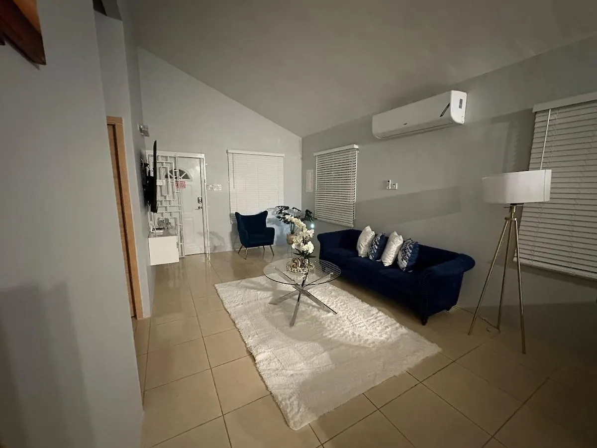 Cheerful two bedroom home close to mall and Hellshire beach Portmore 0*,