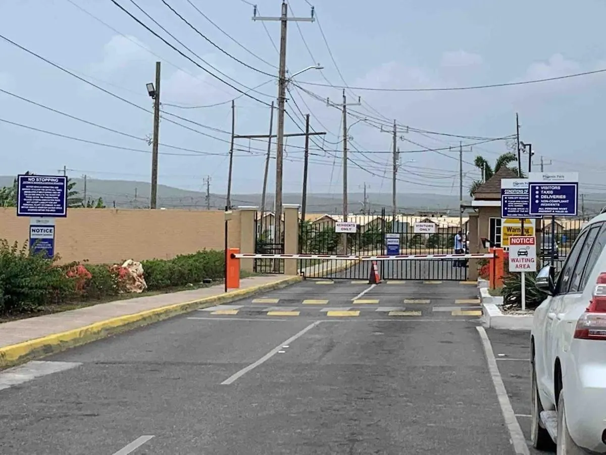 Semesterbostad Cheerful two bedroom home close to mall and Hellshire beach Portmore Jamaica