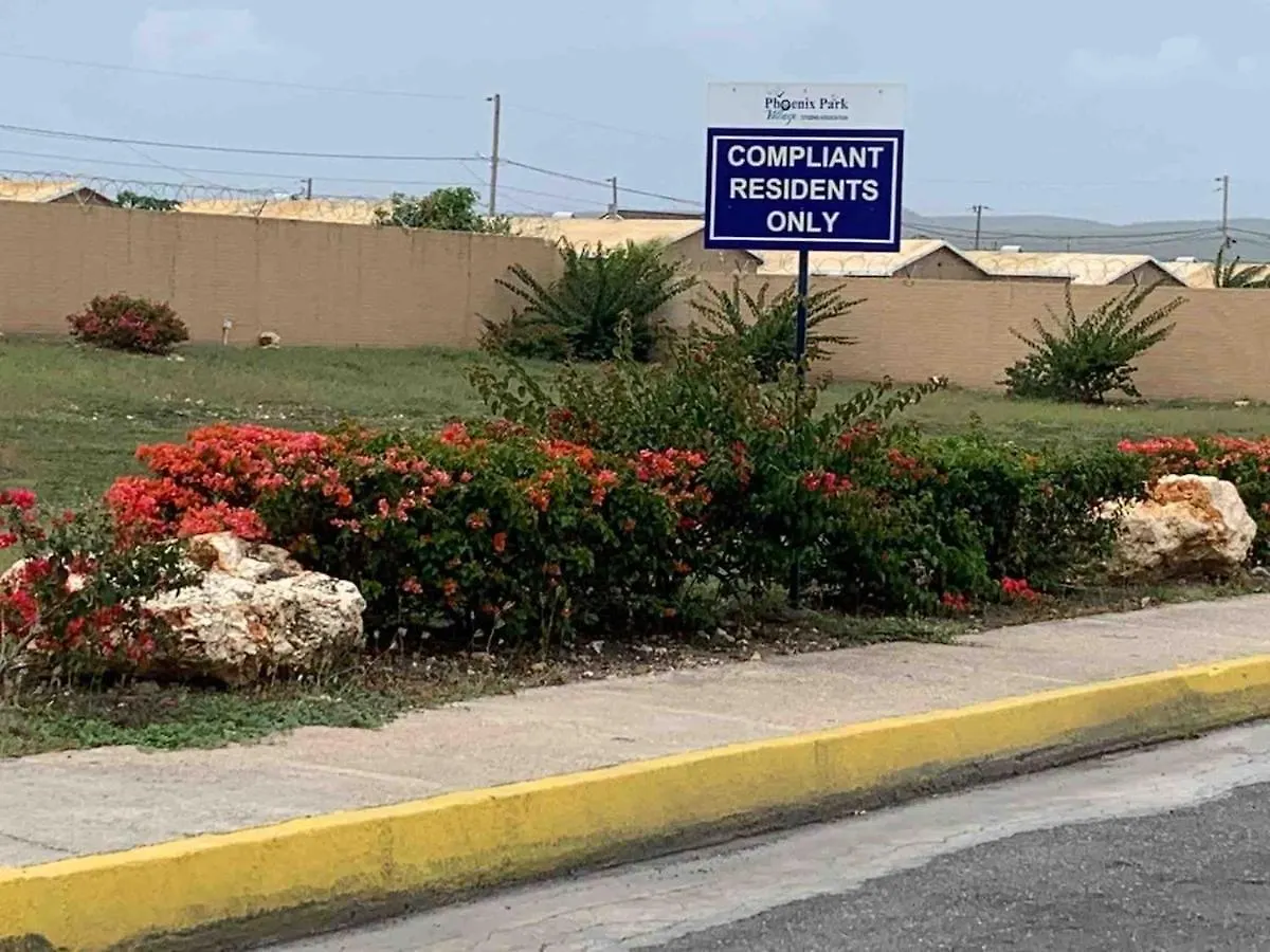 Cheerful two bedroom home close to mall and Hellshire beach Portmore