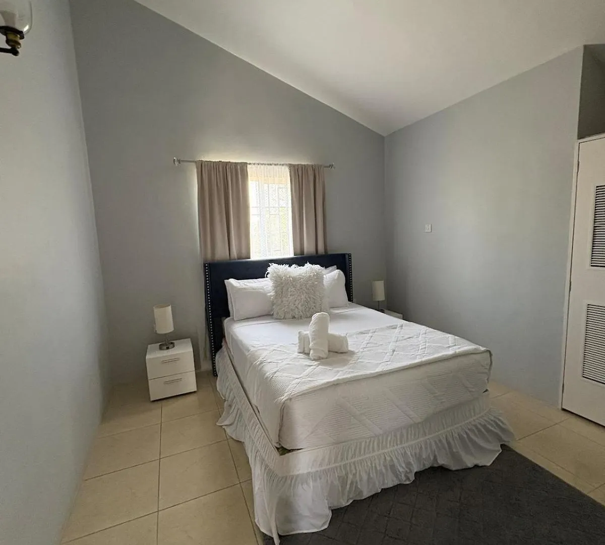 Cheerful two bedroom home close to mall and Hellshire beach Portmore 0*,
