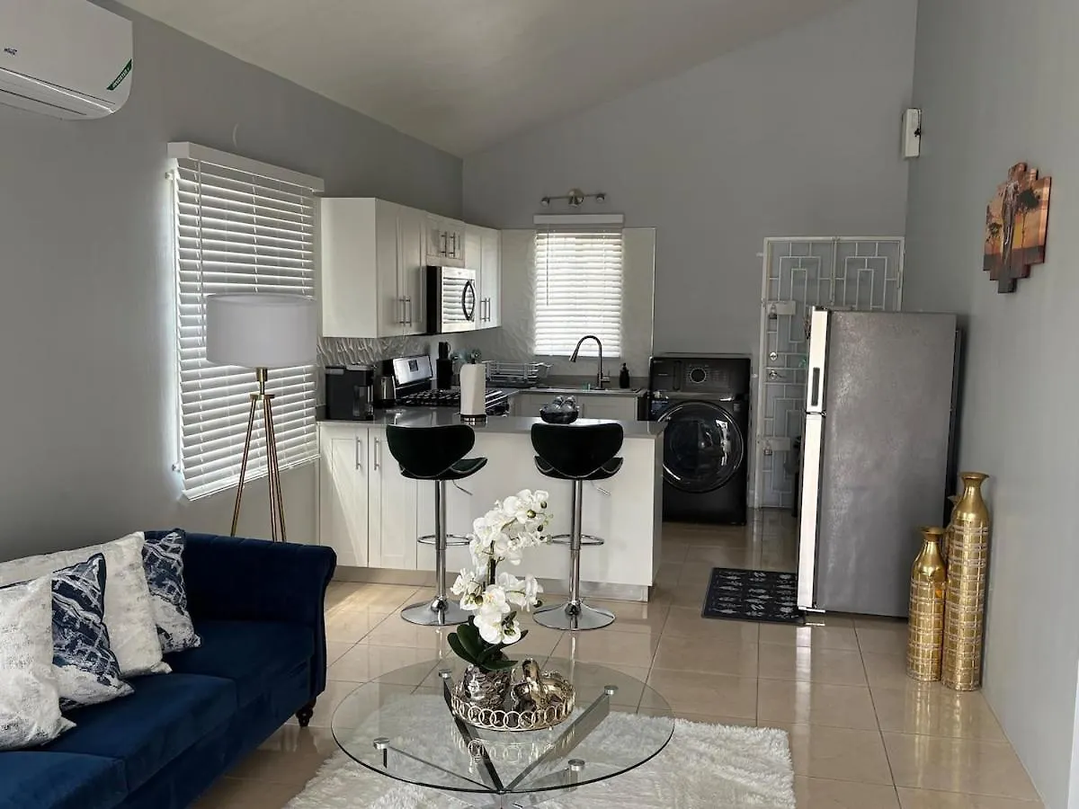 Cheerful two bedroom home close to mall and Hellshire beach Portmore