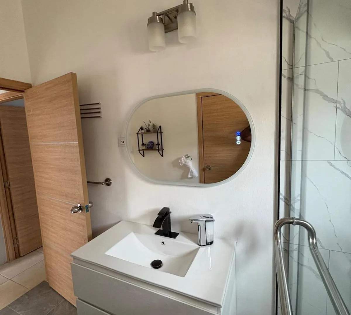 Cheerful two bedroom home close to mall and Hellshire beach Portmore Semesterbostad